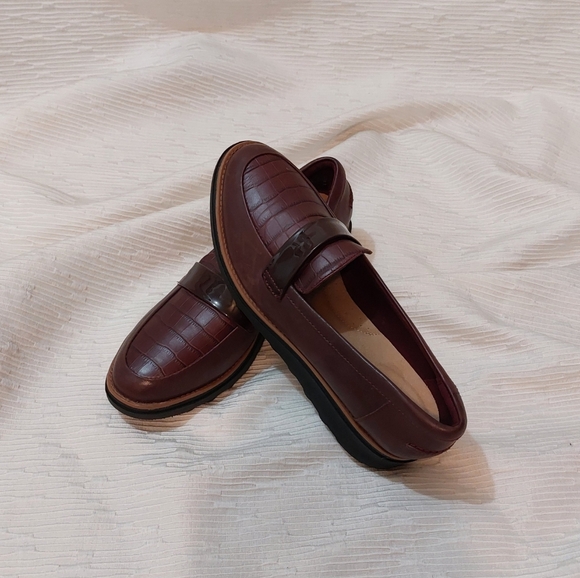 Clarks Maroon Croc-Patterned Loafers - Picture 5 of 11